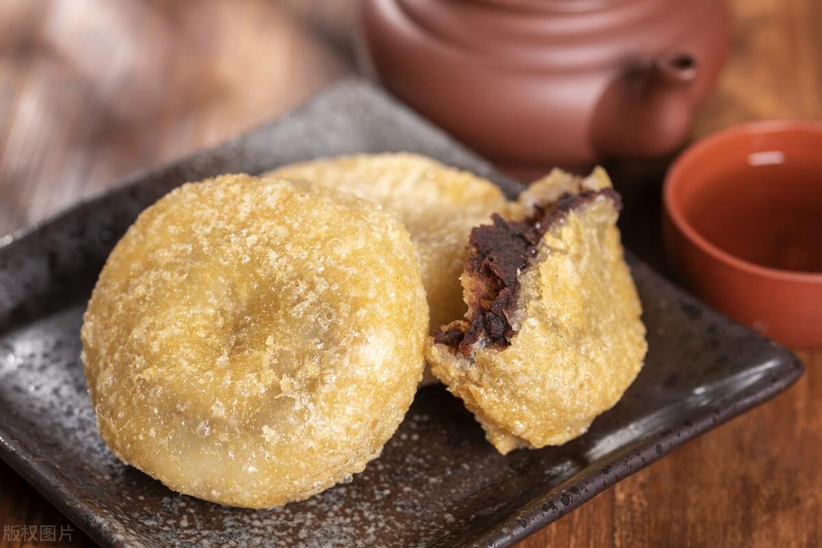 Tianjin fried cake 天津耳朵眼儿炸糕